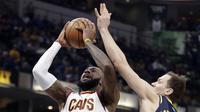 Bintang Cleveland Cavaliers LeBron James (kiri) dihalangi forward Indiana Pacers Bojan Bogdanovic saat berusaha memasukkan bola pada laga NBA di Bankers Life Fieldhouse, Jumat (12/1/2018) atau Sabtu (13/1/2018) WIB.