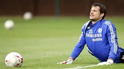 Chelsea&#039;s Italian goalkeeper Carlo Cudicini stretches during a practice session at the club&#039;s training facility in Cobham, south west London, on May 14, 2008. AFP PHOTO/Adrian Dennis 