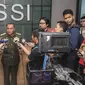 Ketua Umum PSSI, Edy Rahmayadi, menjawab pertanyaan wartawan usai menggelar rapat perdana di Kantor PSSI, Jakarta, Senin (14/11/2016). Edy terpilih menjadi ketum PSSI pada Kongres Pemilihan PSSI, Kamis (10/11) lalu. (Bola.com/Vitalis Yogi Trisna)