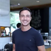 Hamish Daud, lelaki yang disebut-sebut tengah menjalin hubungan asmara dengan Nadine Chandrawinata, banyak menimba ilmu dari aktor senior Ray Sahetapy, selama menjalani syuting film 'Spy In Love'. (Nurwahyunan/Bintang.com)