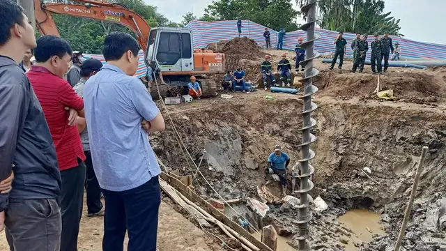 Upaya penyelamatan bocah Vietnam yang terperangkap di dalam pilar berlubang di lokasi konstruksi. (Dong Thap Provincial Department of Information And Communication/AFP)