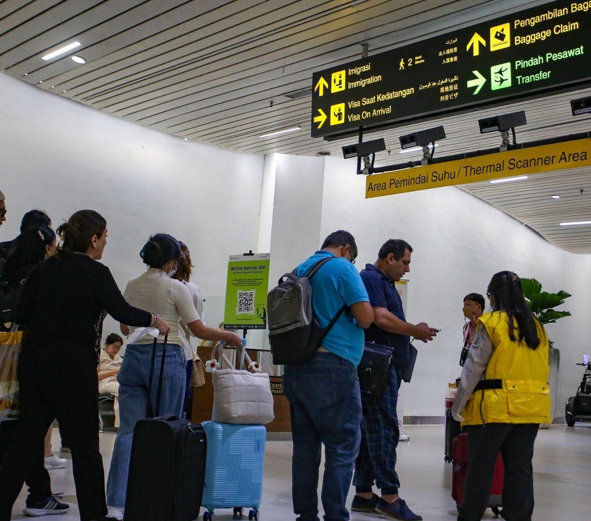 Penumpang dari luar negeri yang tiba di Terminal 3 Internasional Bandara Soekarno-Hatta, Rabu (11/9/2024), menjalani pemeriksaan ketat di area pemindai suhu tubuh milik Balai Besar Kekarantinaan Kesehatan (BBKK) Soekarno-Hatta. Foto: merdeka.com / Arie B