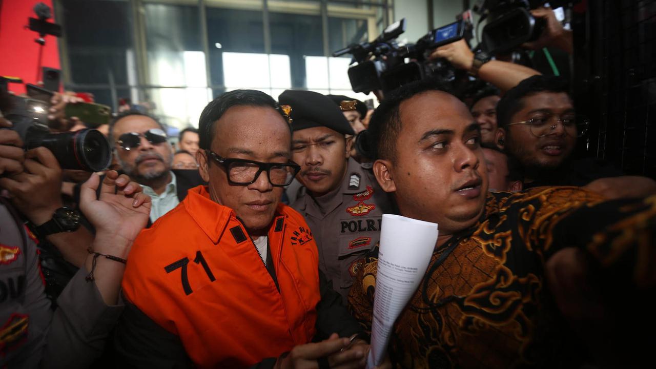 FOTO:  Wamenaker Immanuel Ebenezer Menangis Usai Ditetapkan Tersangka Kasus Sertifikat K3