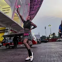 Banyak selebriti Indonesia yang menyaksikan konser Blackpink yang digelar pada 11 dan 12 Maret lalu. Salah satu yang menarik perhatian adalah Jessica Iskandar. Sempat dikabarkan bangkrut, tapi perempuan dua orang anak itu terlihat ikut menyaksikan konser yang digelar di GBK. Berikut beberapa potretnya. [Instagram/inijedar]