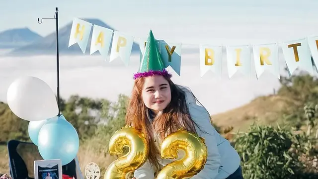 Tissa Biani rayakan ulang tahun di atas gunung. [@tissabiani]