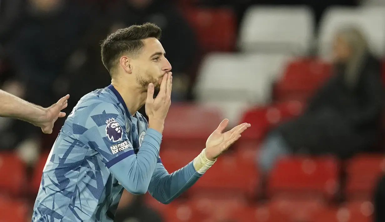 Pemain Aston Villa, Alex Moreno melakukan selebrasi setelah mencetak gol kelima timnya ke gawang Sheffiled United pada laga lanjutan Liga Inggris 2023/2024 di Bramall Lane, Sheffiled, Inggris, Minggu (04/02/2024) dini hari WIB. (AP Photo/Dave Thompson)