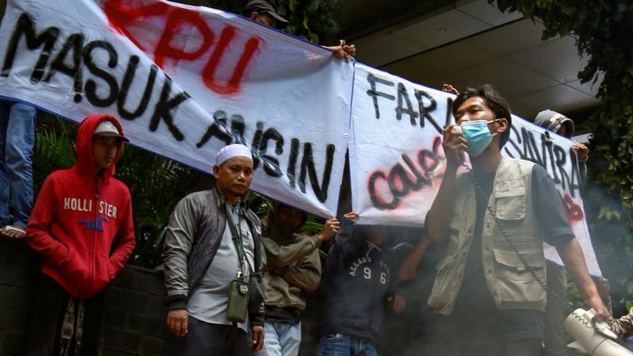 FOTO: Protes Pencurian dan Penggelembungan Suara, Massa Caleg Partai Golkar Dapil 8 DKI Jakarta Bakar Ban di Jalan