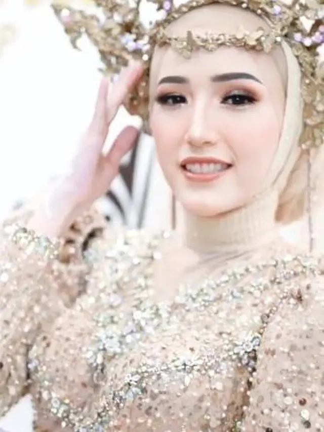 Tampil Menawan dengan Mahkota, Ini 7 Potret Adelia Pasha yang Jadi Model