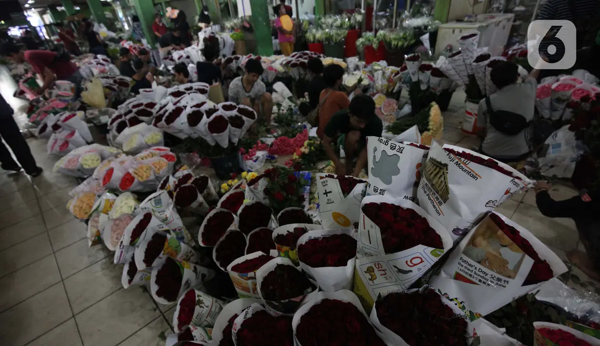 Para pekerja merangkai bunga di Pasar Rawa Belong, Jakarta, Jumat (29/10/2021). Status PPKM di DKI Jakarta yang diturunkan dari level 3 menjadi level 2 berimbas dengan penjualan bunga untuk dekorasi pernikahan yang kembali ramai, seperti di Pasar Bunga Rawa Belong. (Liputan6.com/Johan Tallo)