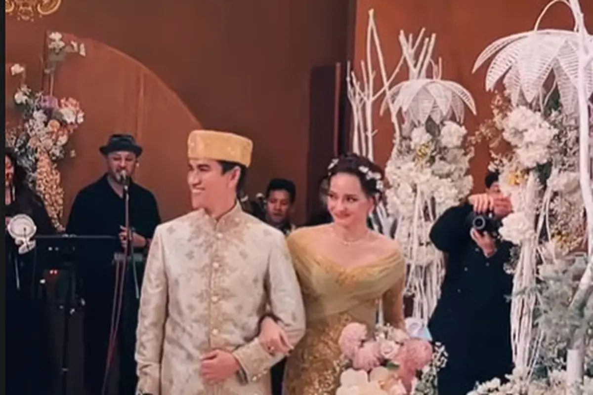 Nuansa Mewah di Busana Pengantin Kedua Enzy Storia dan Maulana Kasetra