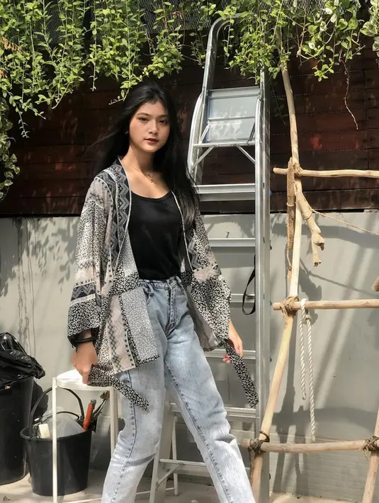 Simpel dan tetap stylish, gaya ala Flavio Zaviera ini juga bisa jadi inspirasi. Pemeran Raquel di sinetron Dari Jendela SMP ini terlihat mengenakan outer dengan dalaman hitam yang dipadukan dengan celana jeans.
(Liputan6.com/IG/@flaviozavieraa)