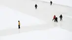 Orang-orang menyusuri Rideau Canal Skateway pada hari pembukaannya di tengah pandemi COVID-19 di Ottawa, Ontario, Kamis (28/1/2021). Kanal Rideau adalah Situs Warisan Dunia UNESCO. (Justin Tang/The Canadian Press via AP)