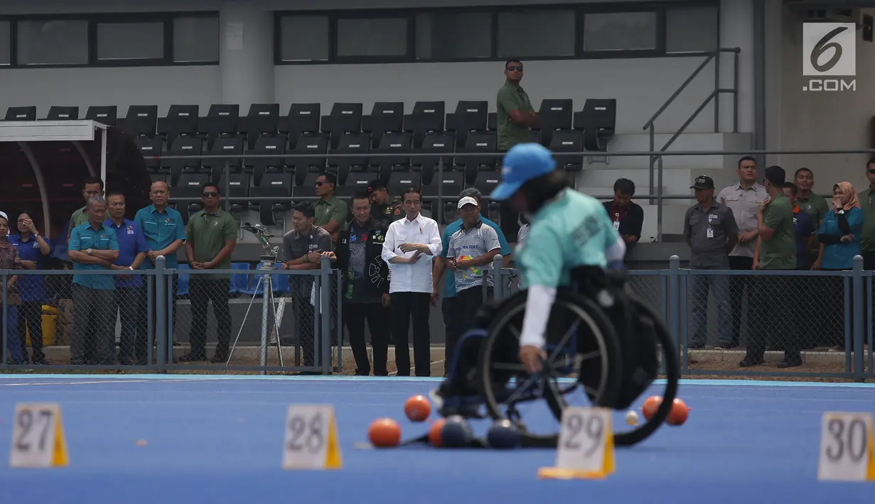 Presiden Joko Widodo melihat latihan atlet Lawn ball Asian Para Games di Arena GBK, Jakarta, Kamis (27/9). Asian Para Games yang mempertandingkan para atlet difabel ini akan digelar di Jakarta pada 6-13 Oktober mendatang. (Merdeka.com/Imam Buhori)