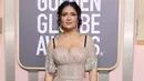 <p>Salma Hayek tampil dengan gaun korset dai Gucci. Gaun penuh manik-manik yang rumit ini dipermanis dengan tali hitam yang menyeimbangkan penampilannya secara sempurna. Foto: People.</p>