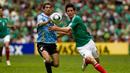 Striker Meksiko, Marco Bueno (kanan) berebut bola dengan bek Uruguay, Alejandro Furia pada laga final Piala Dunia U-17 2011 di Azteca Stadium, Meksiko (10/7/2011). Pada Piala Dunia U-17 2011 yang digelar di Meksiko pada 18 Juni hingga 10 Juli 2011, tuan rumah Meksiko sukses menjadi juara setelah mengalahkan Uruguay dengan skor 2-0 di laga final. Dua gol kemenangan Meksiko dicetak Antonio Briseno dan Giovani Casillas. (AFP/Alfredo Estrella)