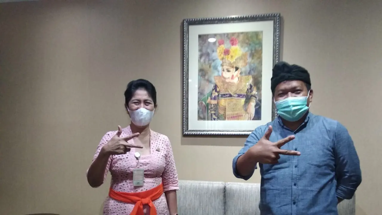 Kadispar Kota Denpasar Dezire. M (Kiri), Ketua STMIK Primakara, Made Artana (kanan)
