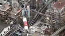 Gambar udara ini menunjukkan cerobong asap di Pabrik Yatsushiro milik Nippon Paper Industries yang runtuh akibat gempa bumi di Yatsushiro, Prefektur Kumamoto, Selasa, 28 Juli 2026. (Kyodo News via AP)