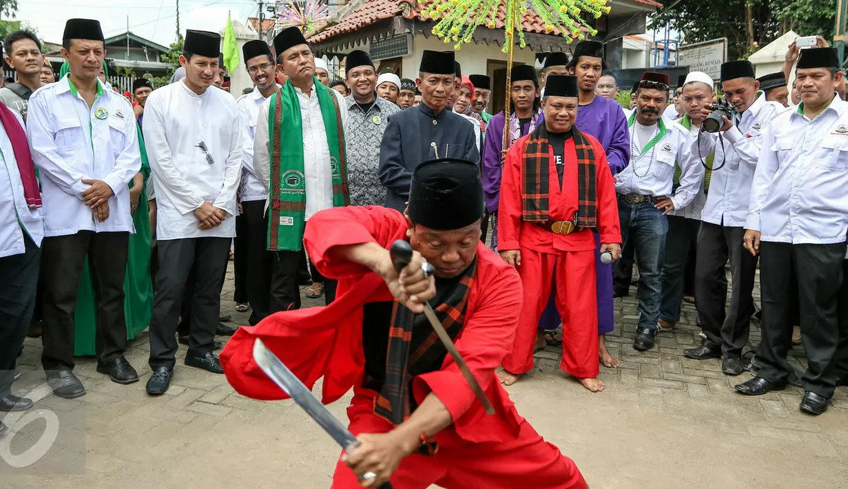 Dua bakal Cagub DKI Jakarta, Yusril Ihza Mahendra dan Sandiaga Uno hadiri pelantikan dewan Pimpinan Pusat Rumpun Masyarakat Betawi (RMB) di Balai Rakyat Condet, Kramat Jati, Jakarta Timur, Minggu (20/3/2016). (Liputan6.com/Yoppy Renato)