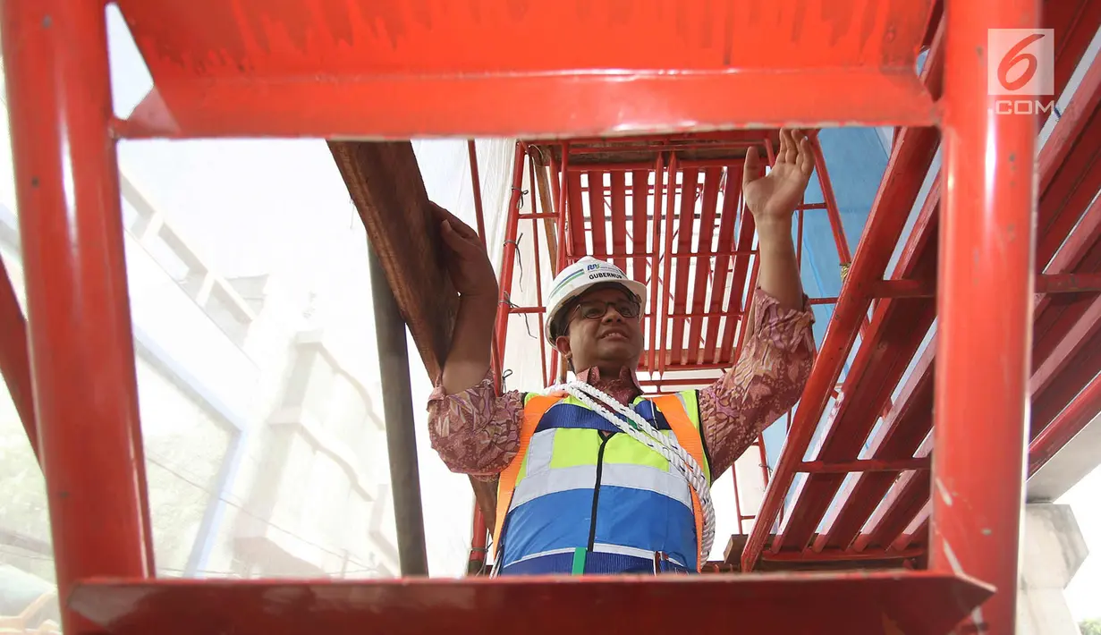 Gubernur DKI Jakarta Anies Rasyid Baswedan saat meninjau proyek MRT di Jakarta, Jumat (20/10). Pembangunan MRT fase 1 (Lebak Bulus-Bundaran HI) per September 2017 telah mencapai 80,5 persen. (Liputan6.com/Immanuel Antonius)