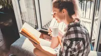 Ilustrasi perempuan sedang membaca buku. (Foto: Shutterstock)