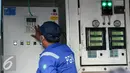 Petugas melakukan kontrol mesin pengisian gas mobile refueling unit (MRU) di kawasan Waduk Pluit, Jakarta, Selasa (16/2/2016). PT Perusahaan Gas Negara (PGN) berencana membangun 60 unit SPBG hingga 2019. (Liputan6.com/Yoppy Renato)