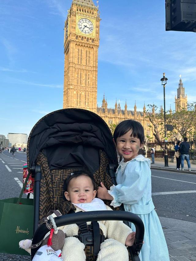 Kartika Putri Liburan di London bersama suami dan dua anak mereka (Foto: instagram kartikaputriworld)
