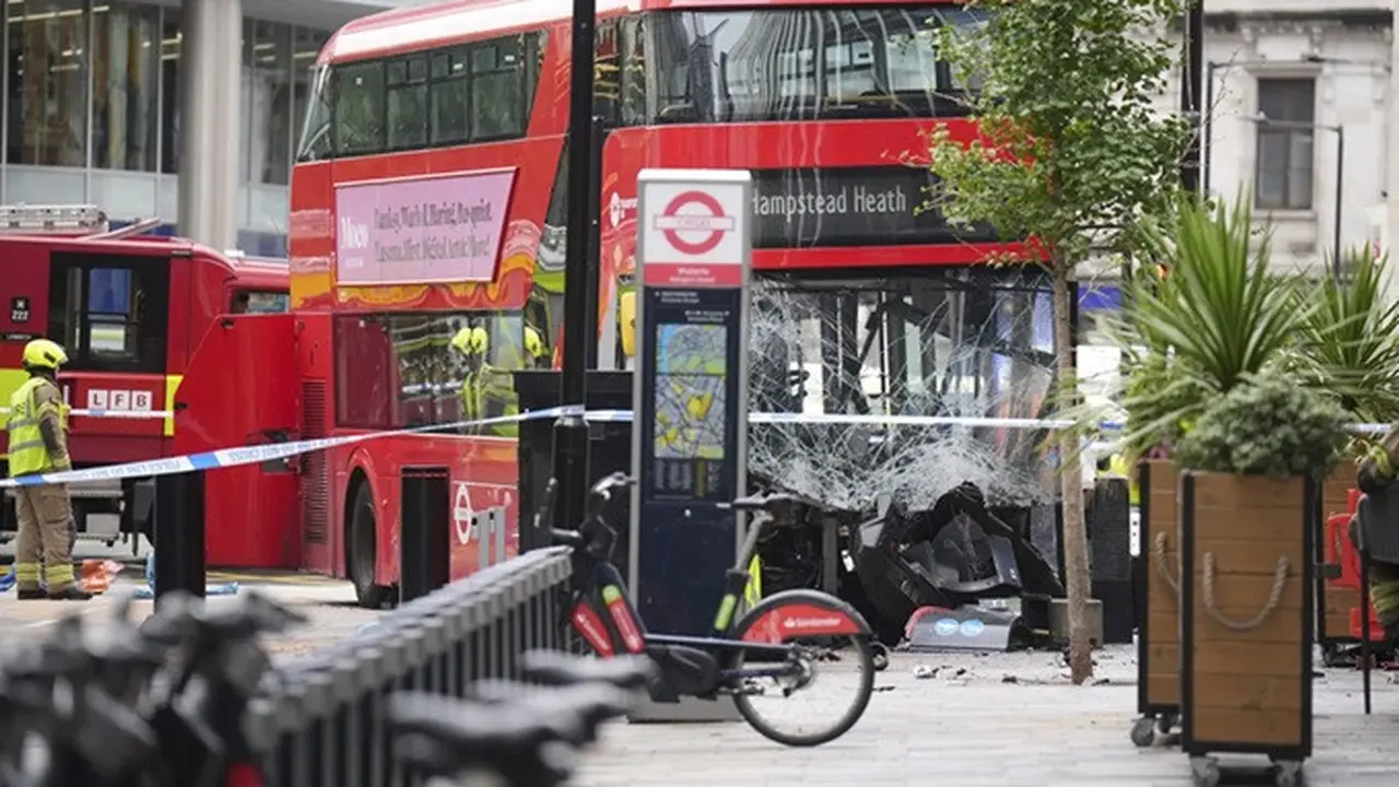 Petugas darurat menangani lokasi kecelakaan di Allington Street, London, Inggris, setelah sebuah bus tingkat mengalami insiden pada Kamis (4/9/2025).