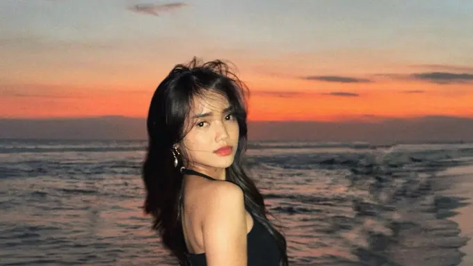 6 Tampilan Stunning Fuji An Pose di Pantai saat Sunset, Buktikan Keindahan Suasana Jelang Magrib