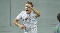 Pemain Napoli, Rasmus Hojlund, merayakan golnya saat menghadapi Fiorentina dalam pertandingan Serie A di Stadion Artemio Franchi, Florence, Italia, Minggu, 14 September 2025. (Massimo Paolone/LaPresse via AP)