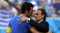 Pelatih Timnas Italia, Cesare Prandelli, memeluk Gianluigi Buffon usai dikalahkan Uruguay 0-1 dan gagal lolos ke fase 16 besar Piala Dunia 2014 di Stadion das Dunas, Natal, Brasil, (24/6/2014). (REUTERS/Yves Herman) 