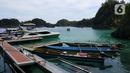 <p>Sejumlah perahu bersandar di sekitar Piaynemo, Raja Ampat, Papua Barat, Jumat (22/11/2019). Keindahan dan panorama alam masih menjadi daya tarik utama wisatawan baik lokal maupun mancanegara berkunjung ke kawasan Raja Ampat. (Liputan6.com/Herman Zakharia)</p>