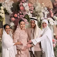 Risa Dewi Hadir di Pengajian 4 Bulanan Alyssa Daguise. [@risa_dewi]