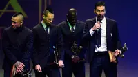 Kiper Juventus, Gianluigi Buffon memberi sambutan setelah menerima penghargaan pada acara Asosiasi Sepak Bola Italia 'Gran Gala del Calcio' di Milan, Senin (27/11). Buffon dinobatkan sebagai Pemain Terbaik Liga Italia musim 2016/2017. (MIGUEL MEDINA/AFP)