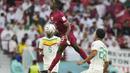 Penyerang Qatar, Almoez Ali mengontrol bola dari kawalan pemain Senegal, Idrissa Gueye dan Abdou Diallo selama pertandingan grup A Piala Dunia 2022 di Stadion Al Thumama di Doha, Qatar, Jumat (25/11/2022). Berkat kemenangan 3-1, Senegal menjaga harapan lolos ke babak 16 besar. (AP Photo/Darko Bandic)