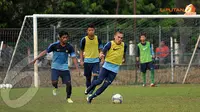 Paulo Oktavianus Sitanggang terlihat berebut bola dengan Ilham Udin Armaiyn dalam sesi latihan di Lapangan C Senayan Jakarta (Liputan6.com/Helmi Fithriansyah)