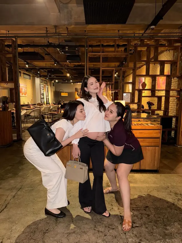 Chic & Cheerful! Gaya Aaliyah Massaid Hangout Bareng Bumil Alyssa Daguise, Sudah Tak Sabar Sambut Baby S