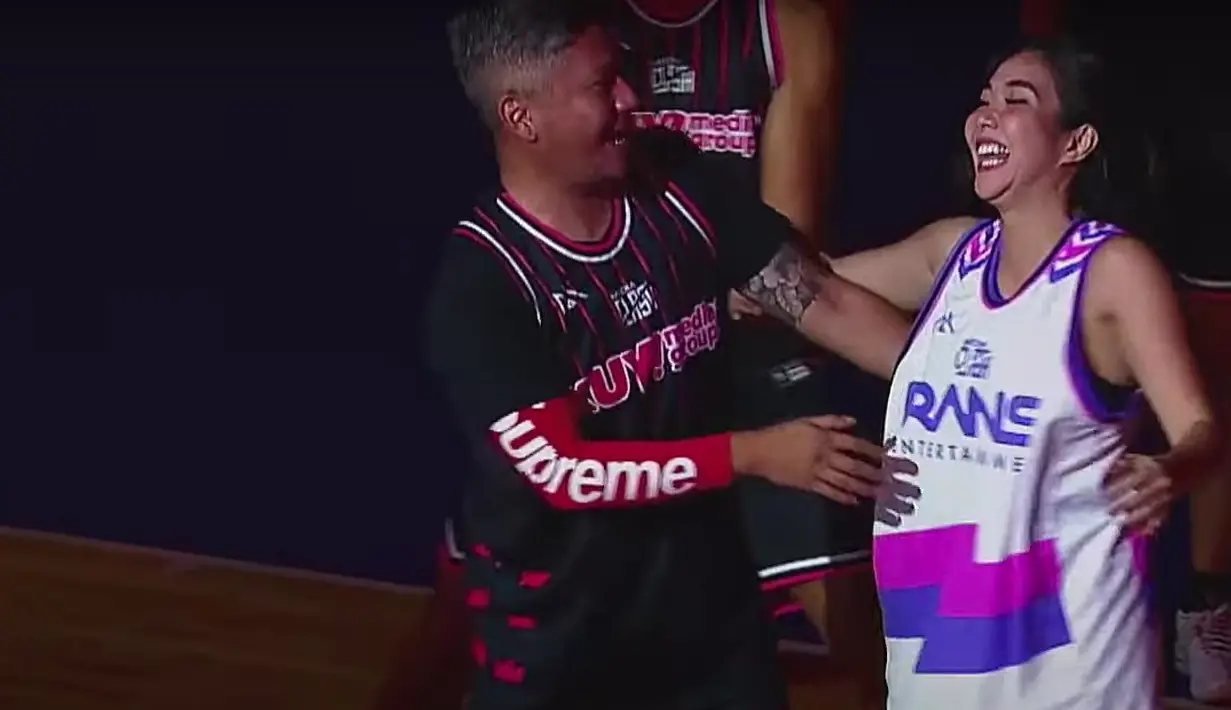 Gading Marten dan Gisella Anastasia alias Gisel tampil di sesi bola basket event Media Clash pada Oktober 2022. (Foto: YouTube/Kuy Entertainment)