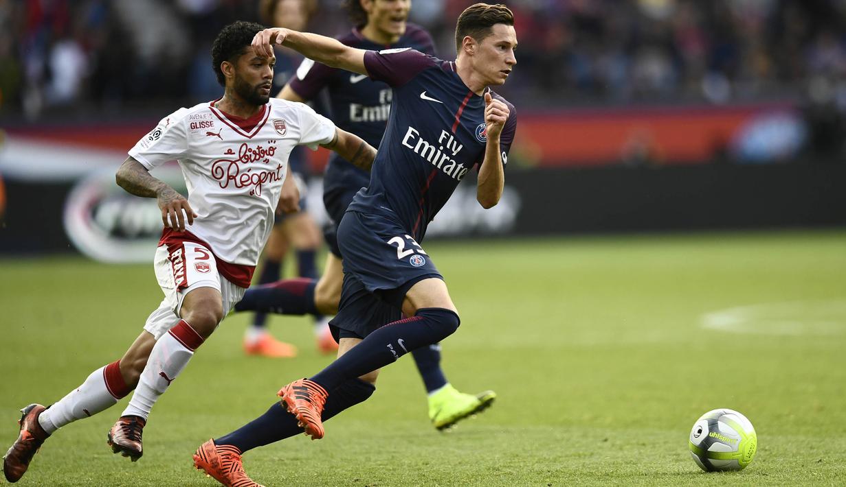 Gelandang PSG, Julian Draxler, berusaha melewati gelandang Girondins Bordeaux, Otavio, pada laga Liga 1 Prancis di Stadion Parc des Princes, Sabtu (30/9/2017). PSG menang 6-2 atas Girondins Bordeaux. (AFP/Christophe Simon)