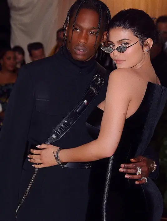 "Kylie miliki beberapa hadiah untuk Travis. Ia tak memberi tahu siapapun dan ia menyimpan rapat semuanya. Kylie ingin mengejutkan Travis dan memanjakannya," ujar sumber. (instagram/kyliejenner)