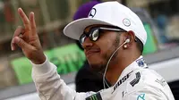 Lewis Hamilton, pebalap asal Inggris ini memiliki gaya yang flamboyan dan juga dirinya kerap mengikuti tren mode terkini. (EPA/Ali Haider)