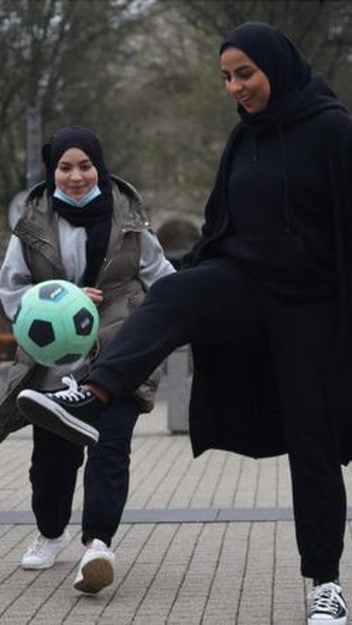 Namun, berbeda dengan jilbab, larangan abaya masih kurang jelas karena masih belum ada larangan mutlak hingga saat ini.