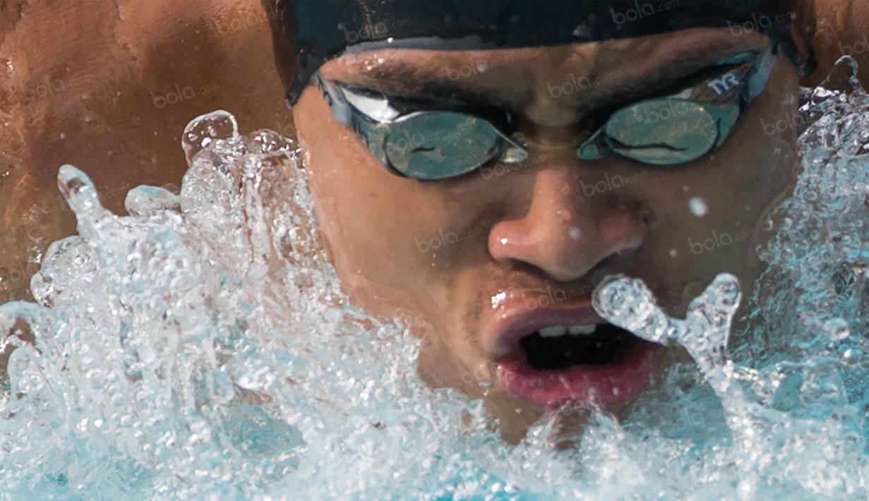 Dua tahun kemudian, pada Sea Games 2009, Glenn Victor kembali menunjukan prestasinya dengan meraih medali emas nomor perseorangan 100 meter gaya punggung. (Bola.com/Vitalis Yogi Trisna)