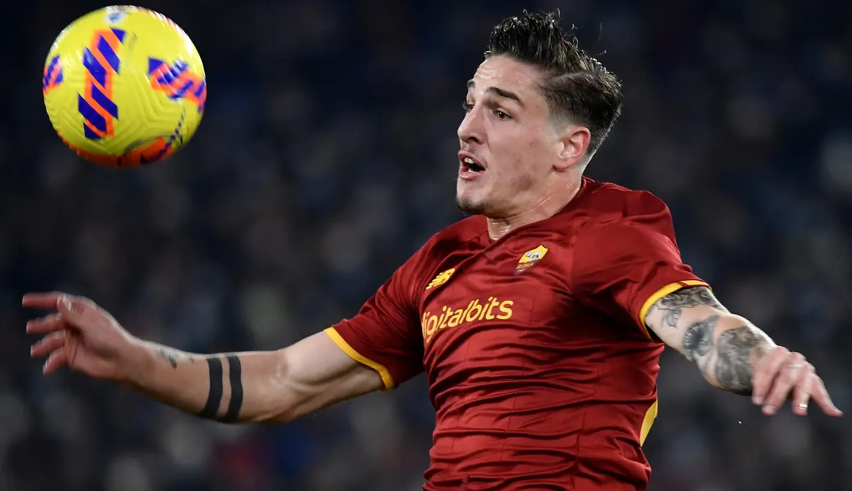 Nicolo Zaniolo. Sayap kanan Italia berusia 23 tahun ini telah memperkuat AS Roma sejak awal musim 2018/2019 usai didatangkan dari Inter Milan dengan nilai transfer 4,5 juta euro atau kini setara Rp69 miliar dan terikat kontrak hingga Juni 2024. Hingga kini ia total telah tampil dalam 111 laga di semua ajang dengan torehan 22 gol dan 15 assist. (AFP/Filippo Monteforte)