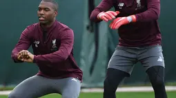 Striker Liverpool, Daniel Sturridge (kiri) dan penjaga gawang Alisson Becker saat berlatih di kompleks pelatihan Melwood, Liverpool, Inggris, Senin (17/9). Liverpool akan menjamu Paris Saint-Germain di Liga Champions 19 September 2018. (Paul ELLIS/AFP)