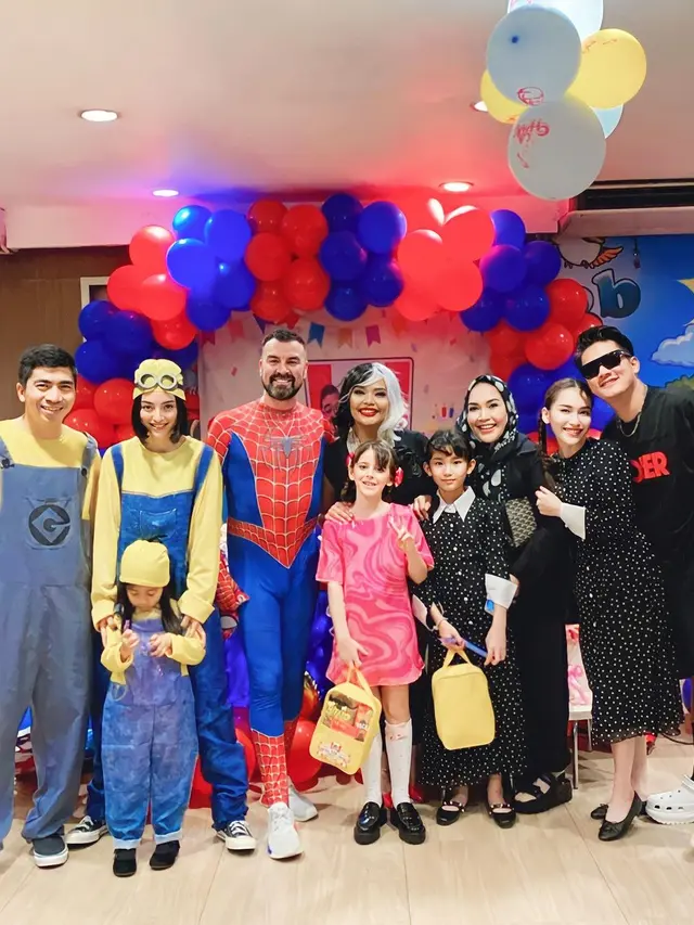 Potret Ayu Ting Ting dan Boy William Mengenakan Outfit Senada