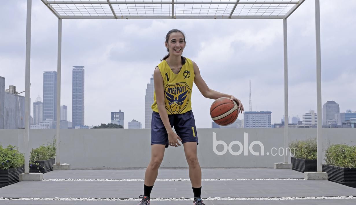 Bersama 23 pemain lain, pemain berusia 24 tahun itu terpilih untuk ikut seleksi pelatnas basket putri proyeksi SEA Games 2017 tahap pertama di Cirebon, Jawa Barat, 12-14 Februari mendatang. (Bola.com/Nicklas Hanoatubun)