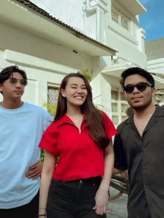 Thariq pilih tampil aman dengan outfit serba hitam polos [@thariqhalilintar]