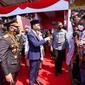 Kapolri Jenderal Listyo Sigit Prabowo mendampingi Presiden Joko Widodo usai upacara peringatan HUT Bhayangkara ke-76 di Akademi Kepolisian (Akpol), Semarang, Jawa Tengah, Selasa (5/7/2022).