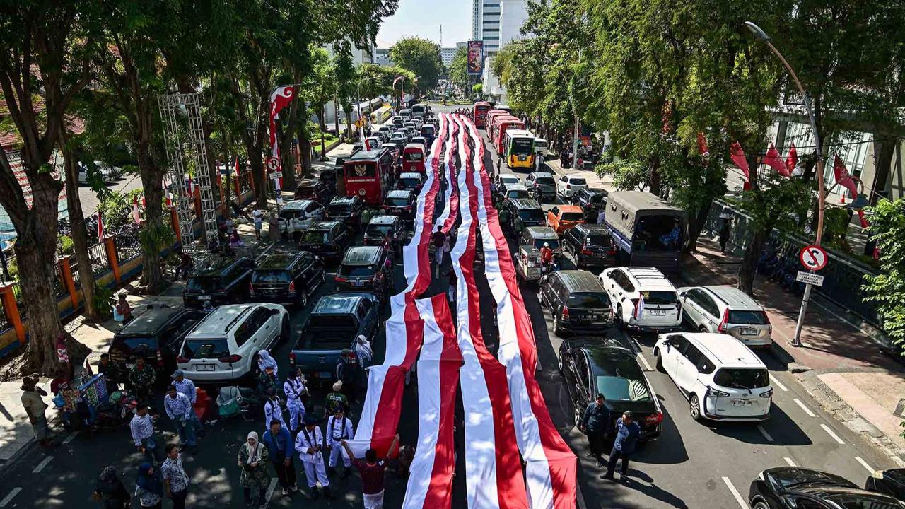 FOTO: Aksi Pelajar Surabaya Bentangkan Merah Putih Hampir 15 Kilometer