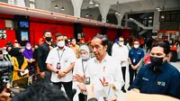 Presiden RI Joko Widodo (Jokowi) kembali menyerahkan bantuan langsung tunai (BLT) BBM dan bantuan subsidi upah (BSU) kepada para penerima manfaat di Kantor Pos Kota Bandung, Provinsi Jawa Bara, Kamis (13 /10/2022.) Dalam kunjungan tersebut, Presiden memastikan bahwa penyaluran BLT BBM dan BSU terus berjalan dengan baik. (Sumber: setkab.go.id)